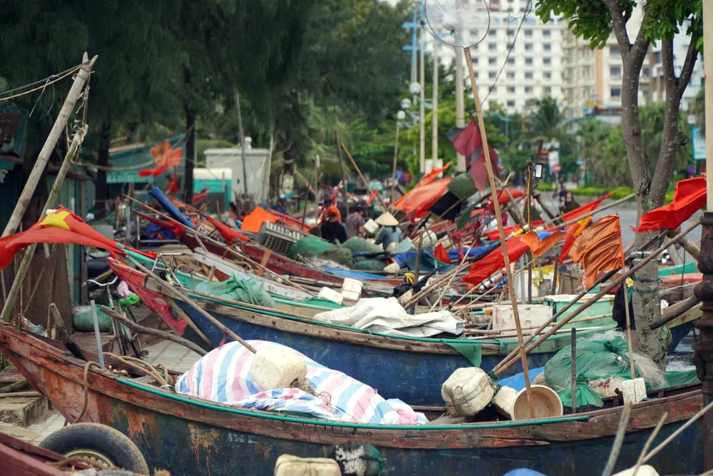Làng chài biển Sầm Sơn hối hả chạy siêu bão Yagi trước giờ đổ bộ - 2.jpg