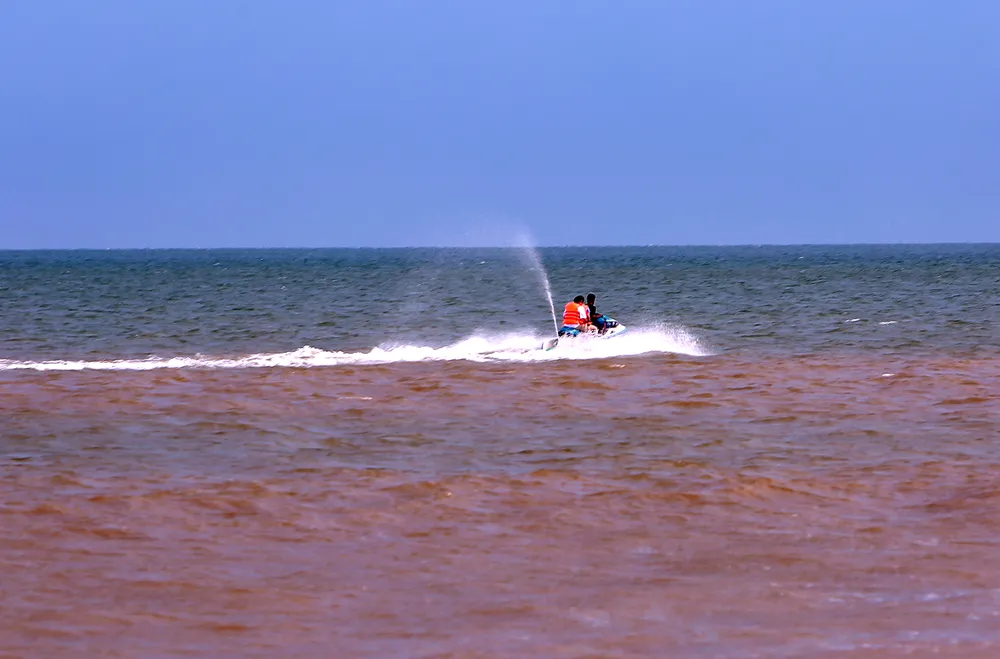 Siêu bão Yagi sắp đổ bộ, du khách vẫn vô tư check-in chụp hình trên biển Sầm Sơn -13.jpg