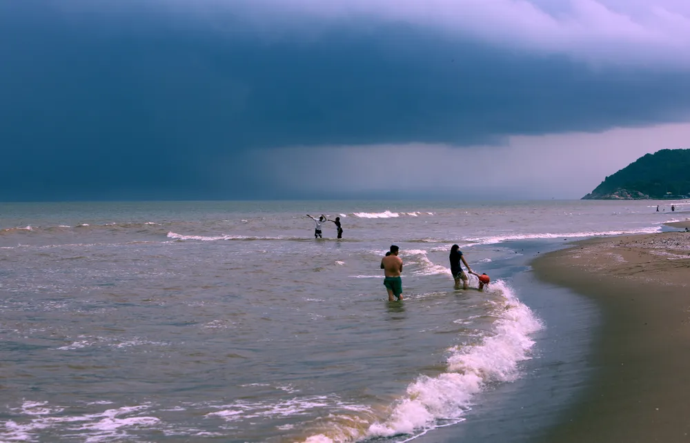 Siêu bão Yagi sắp đổ bộ, du khách vẫn vô tư check-in chụp hình trên biển Sầm Sơn -3.jpg