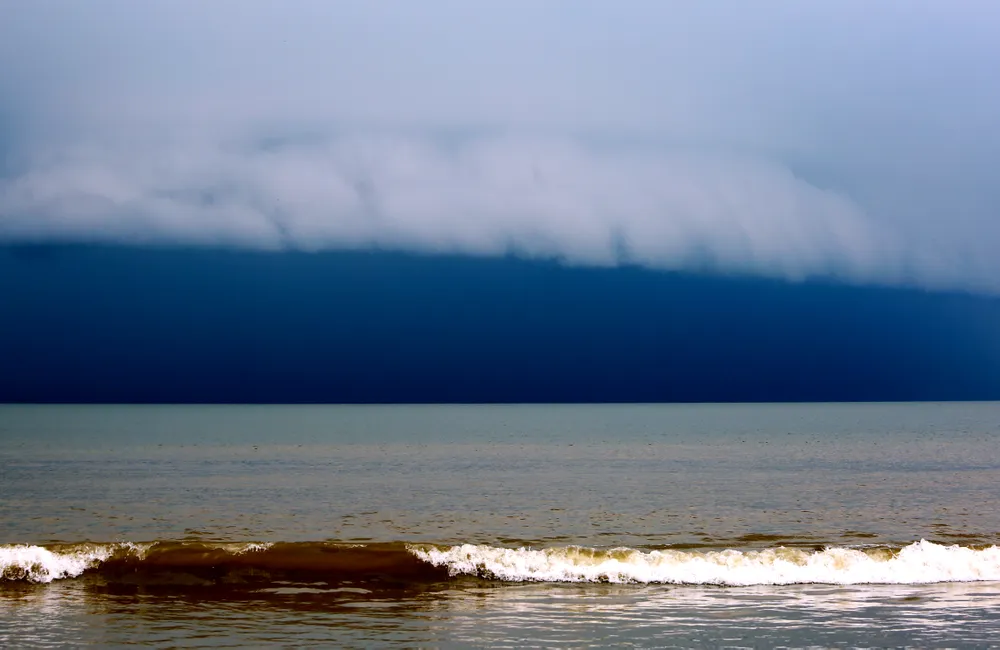 Siêu bão Yagi sắp đổ bộ, du khách vẫn vô tư check-in chụp hình trên biển Sầm Sơn -6.jpg