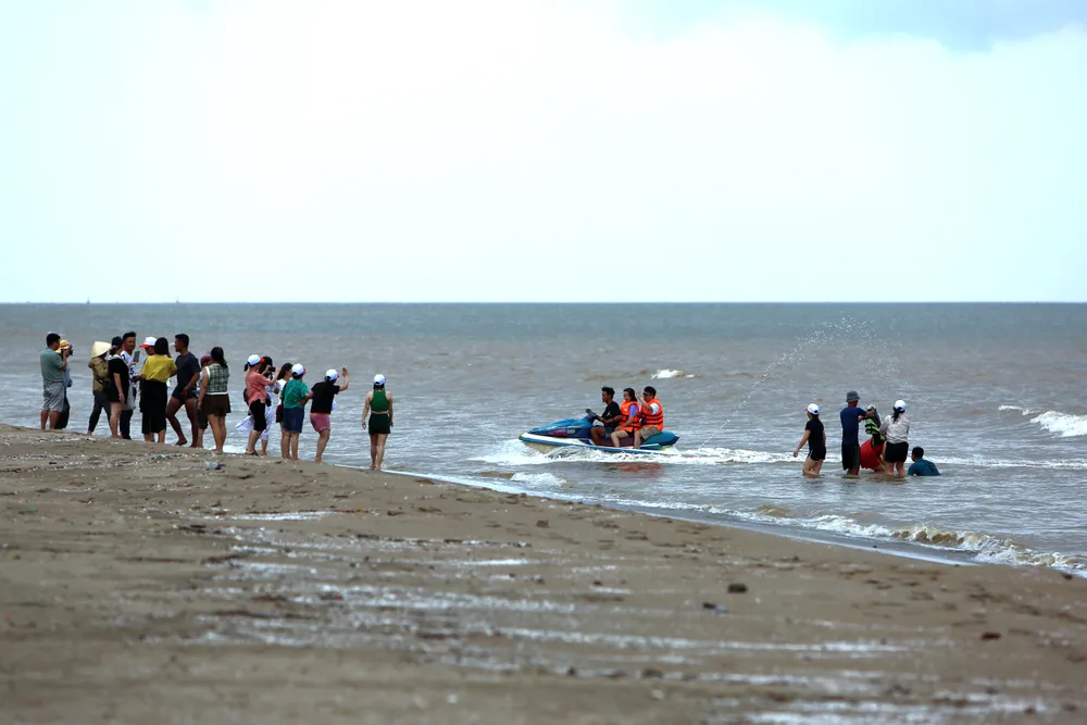 Siêu bão Yagi sắp đổ bộ, du khách vẫn vô tư check-in chụp hình trên biển Sầm Sơn -.jpg