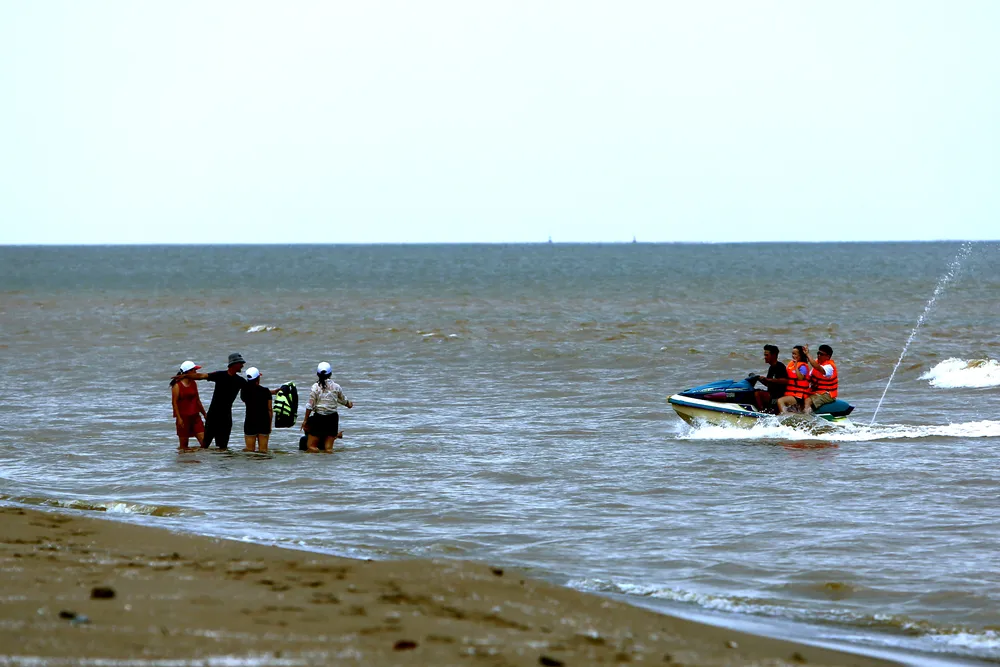 Siêu bão Yagi sắp đổ bộ, du khách vẫn vô tư check-in chụp hình trên biển Sầm Sơn -9.jpg