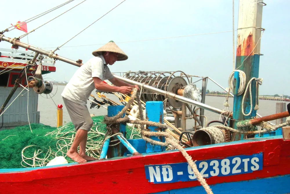 Ngư dân Nam Định Ngư dân Nam Định chằng buộc tàu thuyền tại Cảng cá Ninh Cơ, thị trấn Thịnh Long, huyện Hải Hậu. z5802387620164_1e0bbc419afb33db9cc8928bcfed19f3.jpg