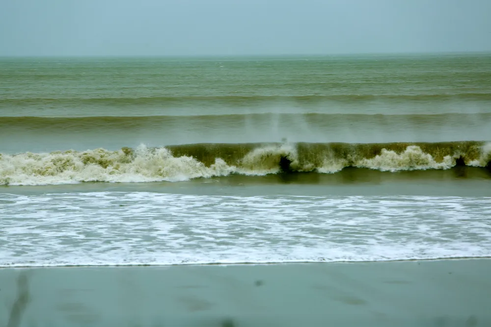 Biển Hải Tiến khách sạn nhà hàng đóng cửa gia cố trước giờ siêu bão Yagi đổ bộ - 13.JPG