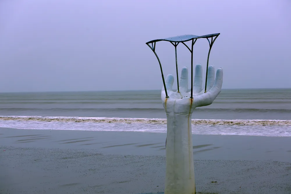 Biển Hải Tiến khách sạn nhà hàng đóng cửa gia cố trước giờ siêu bão Yagi đổ bộ - 14.JPG