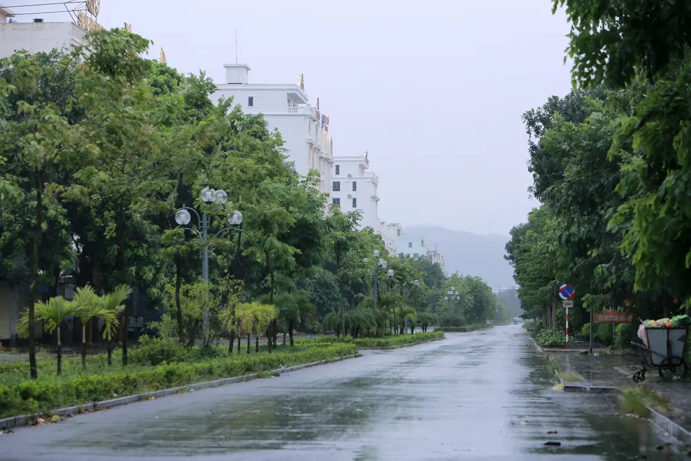 Biển Hải Tiến khách sạn nhà hàng đóng cửa gia cố trước giờ siêu bão Yagi đổ bộ - 19.JPG