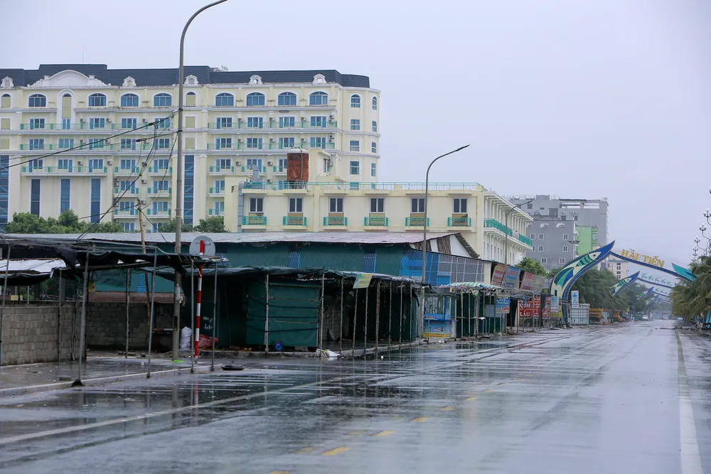 Biển Hải Tiến khách sạn nhà hàng đóng cửa gia cố trước giờ siêu bão Yagi đổ bộ - 21.JPG