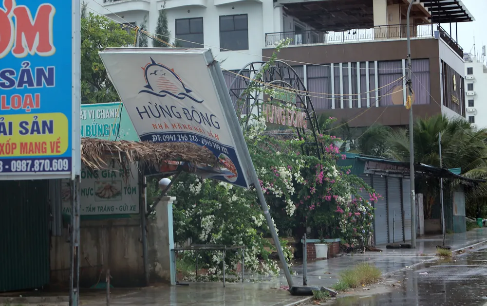 Biển Hải Tiến khách sạn nhà hàng đóng cửa gia cố trước giờ siêu bão Yagi đổ bộ - 3.JPG