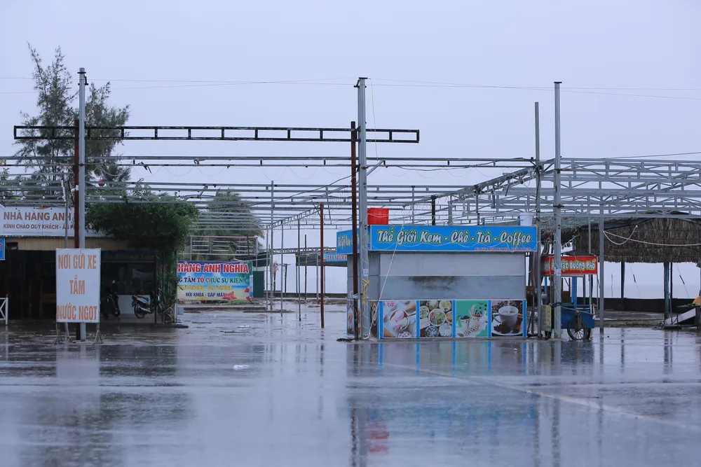 Biển Hải Tiến khách sạn nhà hàng đóng cửa gia cố trước giờ siêu bão Yagi đổ bộ - 4.JPG