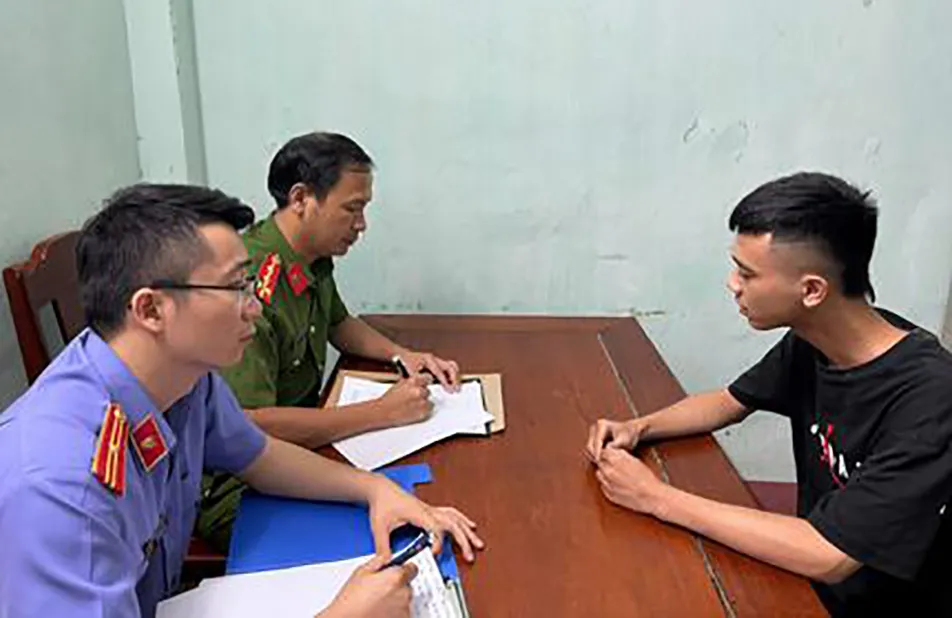 Đặng Văn Thắng (17 tuổi), ngụ ở phường Quảng Đông, TP Thanh Hóa cầm đầu tại cơ quan công an. Ảnh: CATH Công an bắt nhóm người mang dao kiếm tấn công người đi đường ở Sầm Sơn - 1.jpg