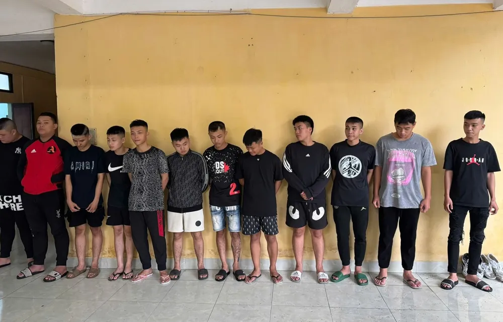Nhóm thanh niên bị Công an TP Sầm Sơn tạm giữ. Ảnh: CATH Công an bắt nhóm người mang dao kiếm tấn công người đi đường ở Sầm Sơn.jpg