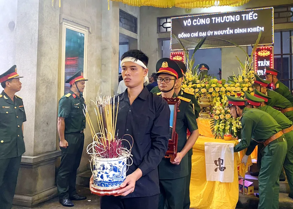 Đồng đội, người thân tiễn biệt Đại úy Nguyễn Đình Khiêm. Ảnh: N.SỰ Dòng người tiễn biệt Đại úy Nguyễn Đình Khiêm hy sinh khi làm nhiệm vụ chống bão số 3 - 2.jpg