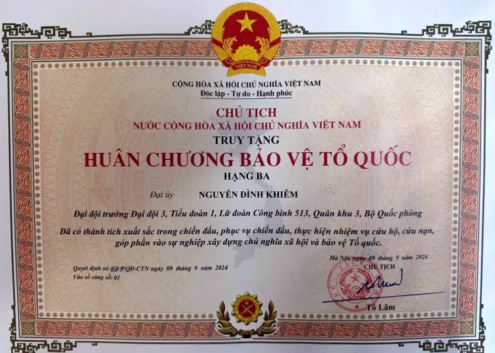 Chủ tịch nước truy tặng Huân chương Bảo vệ Tổ quốc hạng 3 cho Đại úy Nguyễn Đình Khiêm hy sinh trong khi làm nhiệm vụ phòng chống bão số 3. Ảnh: N. SỰ Dòng người tiễn biệt Đại úy Nguyễn Đình Khiêm hy sinh khi làm nhiệm vụ chống bão số 3 - 6.jpg