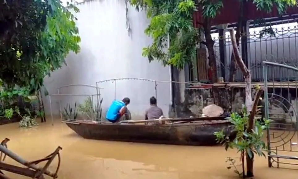 Người dân ở xã Gia Thịnh sử dụng thuyền đi lại mỗi khi mưa lũ gây ngập tại địa phương. Ảnh: ĐT Hàng trăm hộ dân ở Ninh Bình bị lũ cô lập bên sông Hoàng Long -2.jpg