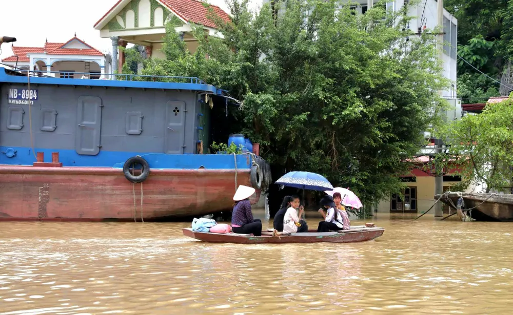 Sau bão số 3 gây mưa lớn khiến nước sông Hoàng Long khiến hàng trăm hộ dân ở xã Gia Thịnh, Gia Viễn bị ngập sâu trong lũ. Ảnh: ĐT Hàng trăm hộ dân ở Ninh Bình bị lũ cô lập bên sông Hoàng Long sau bão số 3 -.jpg