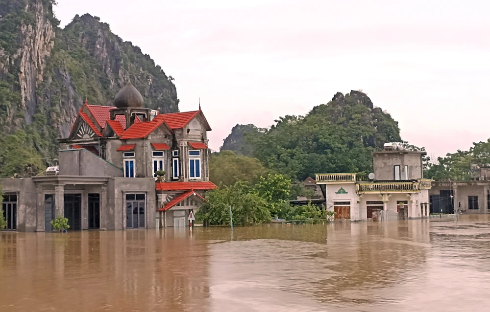 Hình ảnh hàng trăm hộ dân ở ninh Bình ngập sâu trong lũ sau bão số 3 - 10.jpg