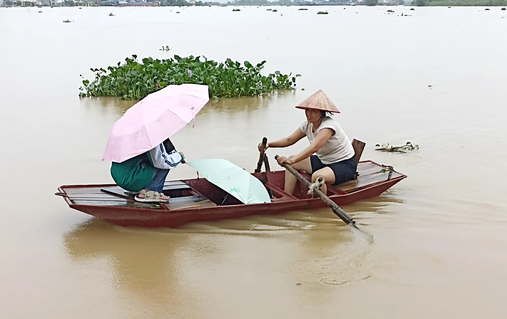 Hình ảnh hàng trăm hộ dân ở ninh Bình ngập sâu trong lũ sau bão số 3 - 14.jpg