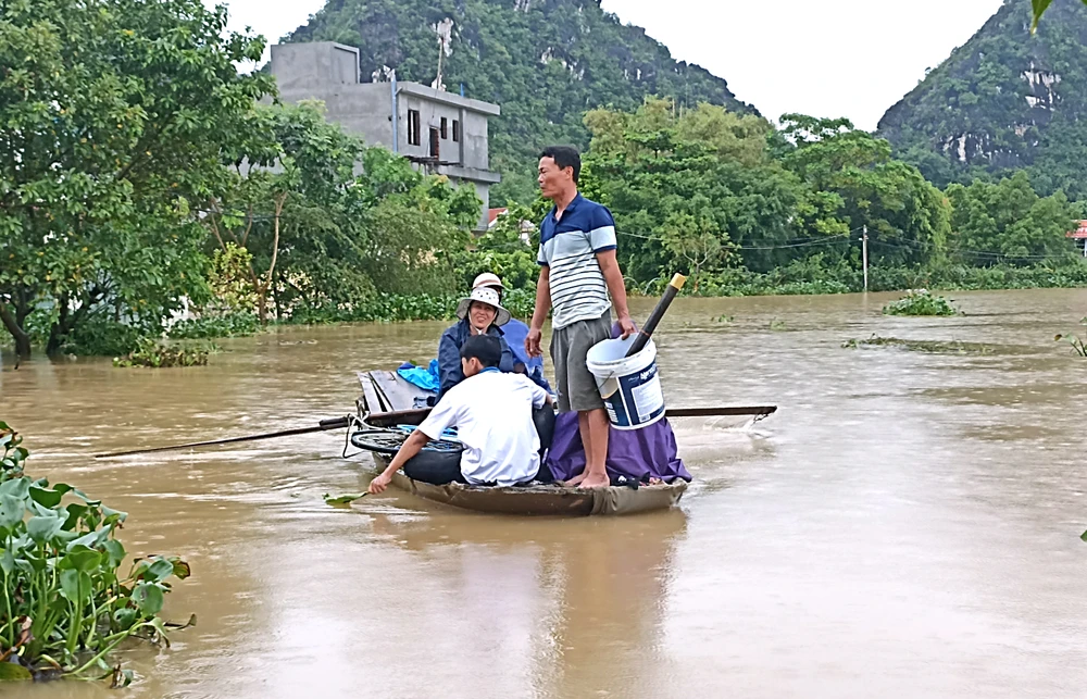 Hình ảnh hàng trăm hộ dân ở ninh Bình ngập sâu trong lũ sau bão số 3 - 15.jpg