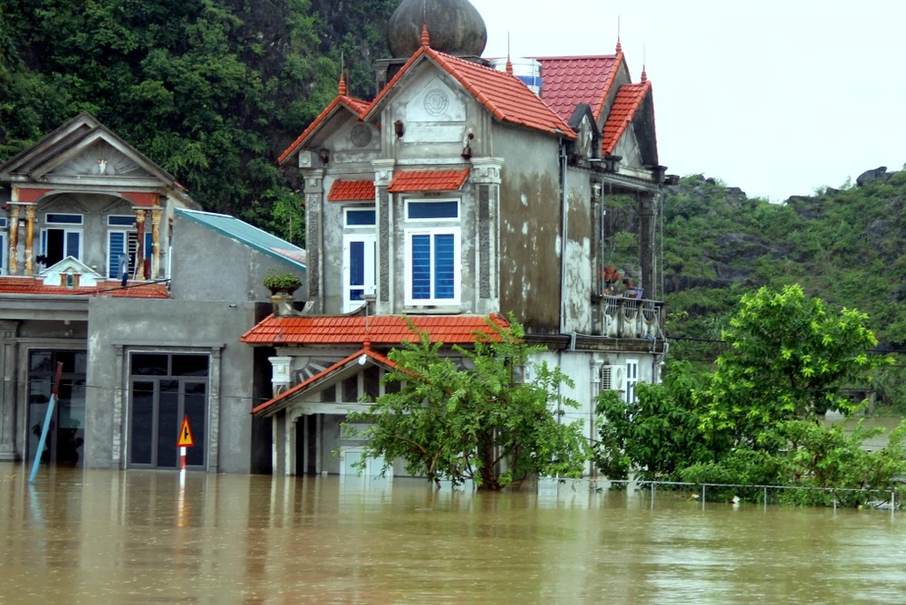 Hình ảnh hàng trăm hộ dân ở ninh Bình ngập sâu trong lũ sau bão số 3 - 18.jpg