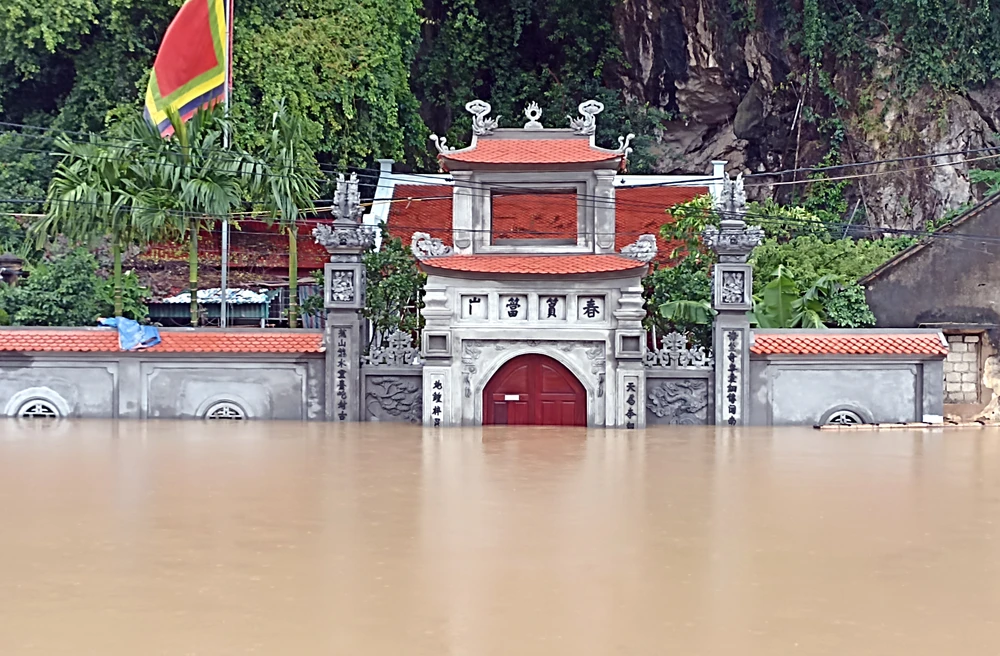 Hình ảnh hàng trăm hộ dân ở ninh Bình ngập sâu trong lũ sau bão số 3 - 9.jpg