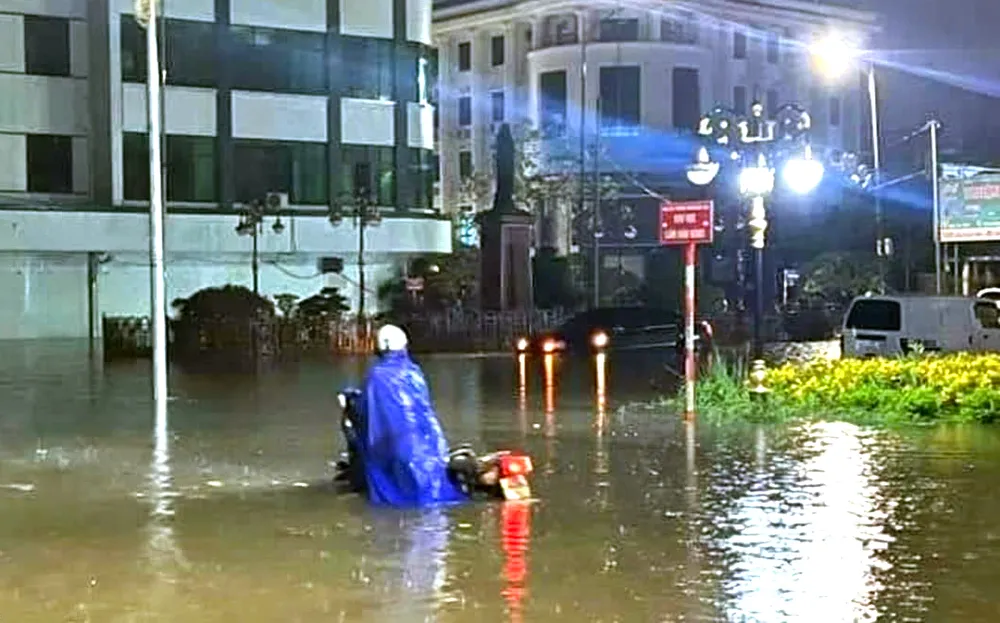 Lượng mưa đo được từ đêm 9-9 đến rạng sáng ngày 10-9, khiến thành phố Nam Định ngập trên diện rộng. Ảnh: CTV Mưa lớn kéo dài trong đêm thành phố Nam Định ngập trên diện rộng - 1.jpg
