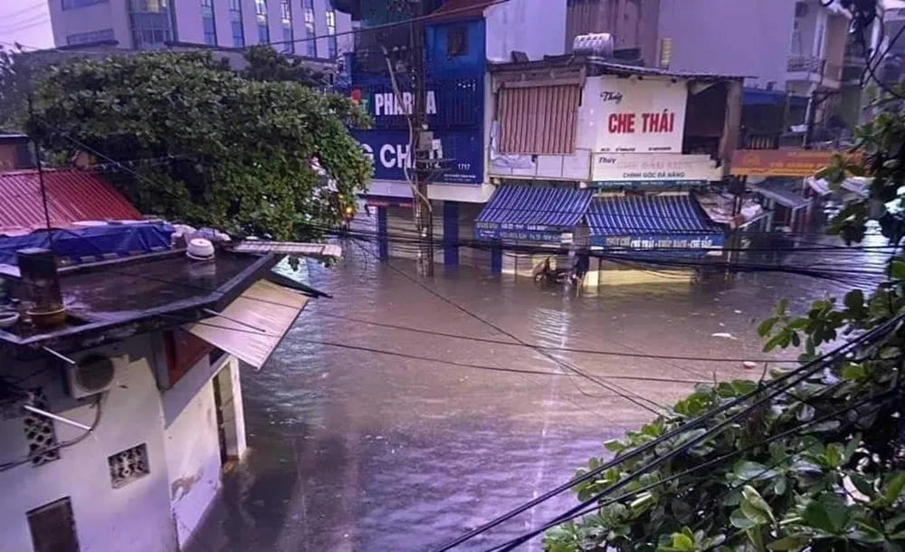 Hàng loạt các tuyến đường ở thành phố Nam Định ngập sâu trong nước. Ảnh: CTV Mưa lớn kéo dài trong đêm thành phố Nam Định ngập trên diện rộng - 3.jpg