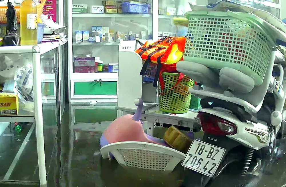 Nước tràn vào nhà 1 hộ dân ở thành phố Nam Định trong đêm, khiến người dân không kịp di dời tài sản. Ảnh: CTV Mưa lớn kéo dài trong đêm thành phố Nam Định ngập trên diện rộng - 5.jpg