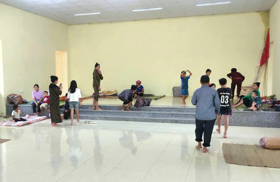 Chính quyền địa phương xã Mường Chanh, Mường Lát đang tiếp tục sơ tán khẩn cấp khoảng hơn 30 hộ dân đến nơi an toàn khi mưa lũ diễn biến phức tạp, nguy cơ lũ ống, lũ quét có thể xảy ra. Lũ lớn đổ về xã biên giới Mường Chanh, khẩn cấp di dời sơ tán hàng chục hộ dân - 2.jpg