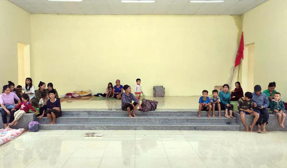 18 hộ dân tại các nơi trọng yếu dễ xảy ra sạt lở, lũ quét được chính quyền địa phương cùng lực lượng chức năng sơ tán khẩn cấp các hộ đến nhà văn hóa thôn bản và xã. Lũ lớn đổ về xã biên giới Mường Chanh, khẩn cấp di dời sơ tán hàng chục hộ dân -.jpg