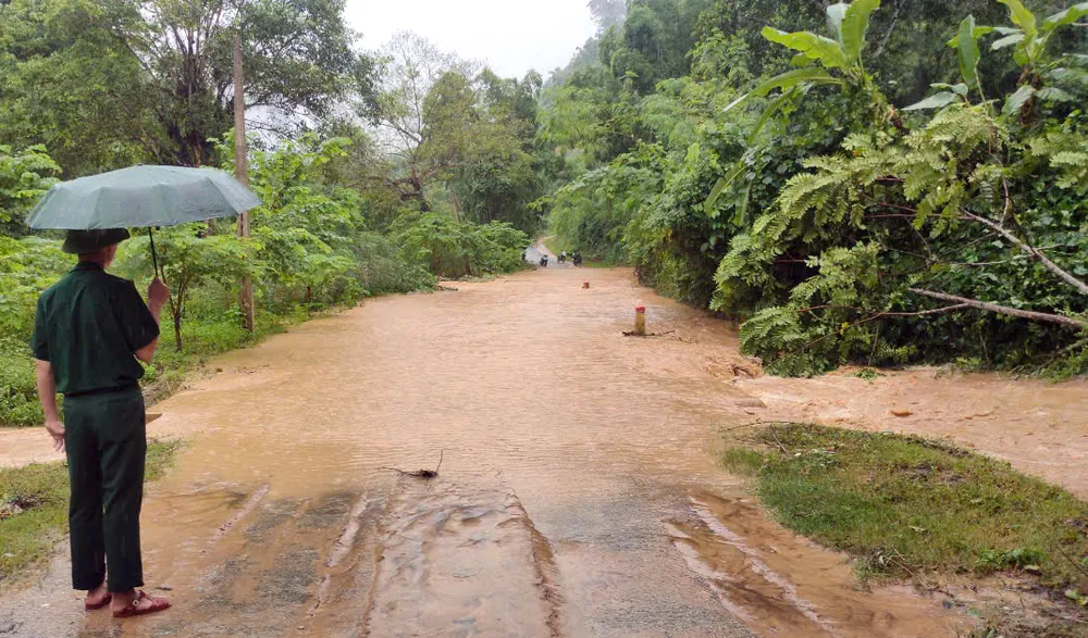 Mưa lũ cũng khiến tỉnh lộ 521E nhiều đoạn bị ngập sâu, khiến các phương tiện không thể di chuyển. Lũ lớn đổ về xã biên giới Mường Chanh, khẩn cấp di dời sơ tán hàng chục hộ dân - 6.jpg
