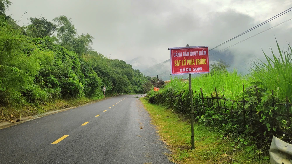 Mưa lũ kéo dài gây sạt lở kinh hoàng khắp nơi ở Thanh Hóa - 12.jpg