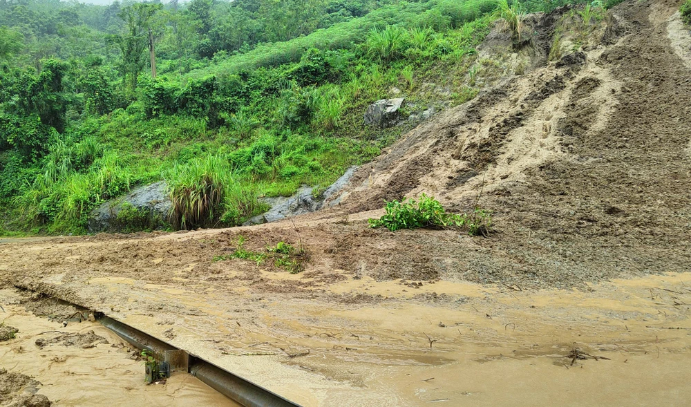 Mưa lũ kéo dài gây sạt lở kinh hoàng khắp nơi ở Thanh Hóa - 2.jpg