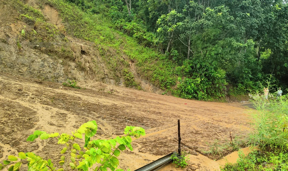 Mưa lũ kéo dài gây sạt lở kinh hoàng khắp nơi ở Thanh Hóa - 3.jpg