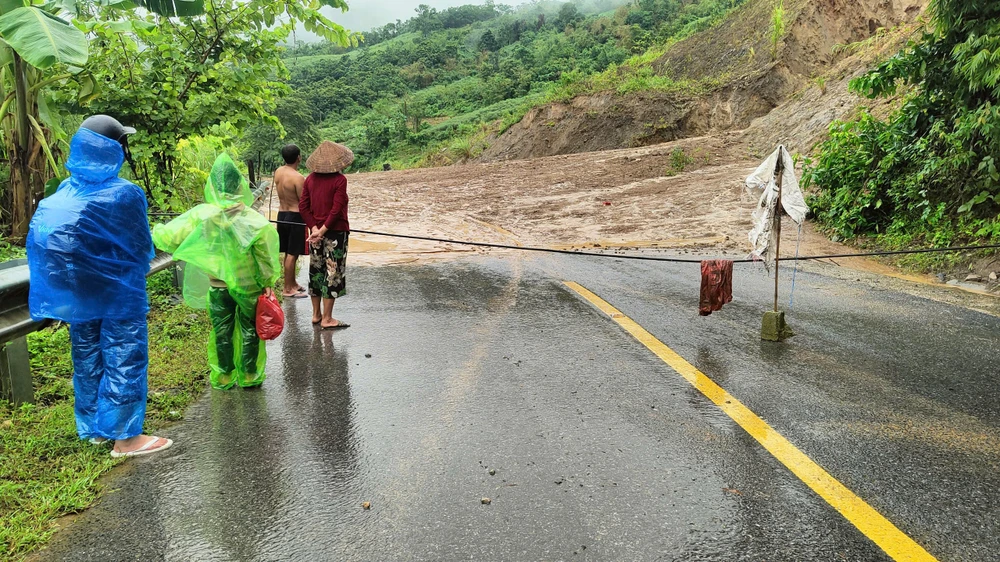 Mưa lũ kéo dài gây sạt lở kinh hoàng khắp nơi ở Thanh Hóa - 5.jpg