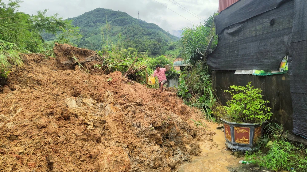 Mưa lũ kéo dài gây sạt lở kinh hoàng khắp nơi ở Thanh Hóa - 6.jpg