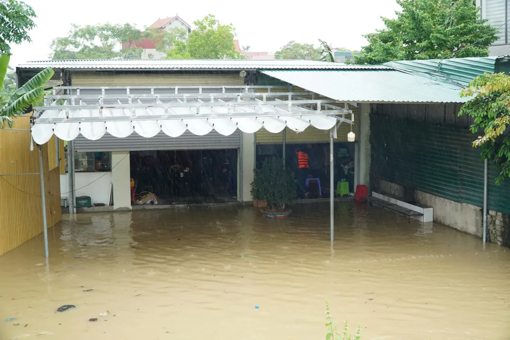 Nước lũ đổ về sông Mã dâng cao, hai xã ở thành phố Thanh Hóa ngập sâu3.jpg