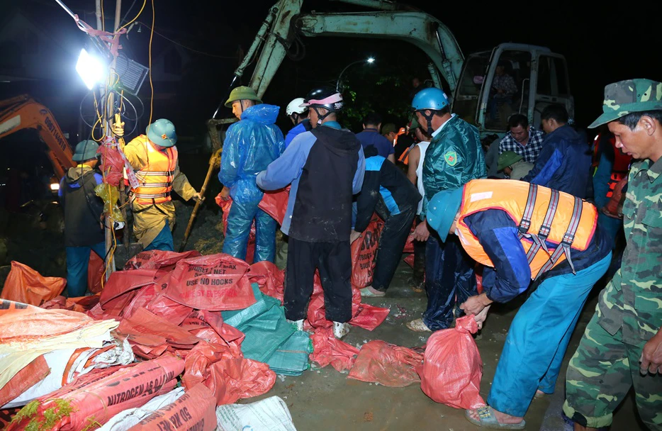 Thanh Hóa huy động hơn 500 cán bộ chiến sĩ trắng đêm vá đê sông Mã - 2.jpg
