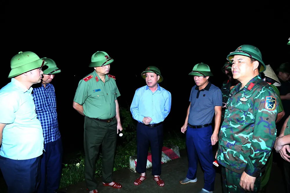 Thanh Hóa huy động hơn 500 cán bộ chiến sĩ trắng đêm vá đê sông Mã -.jpg