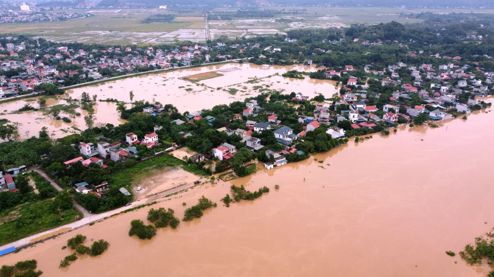 Lũ đổ về khiến nhiều nông dân vùng ngoài đê ở thôn Chuế Cầu, xã Yến Sơn trắng tay sau lũ, khi toàn bộ diện tích nuôi cá 15 ha ngập sâu trong nước. Ảnh: ĐẶNG TRUNG Trắng đêm canh chạy lũ ở Thanh Hóa - 17.JPG
