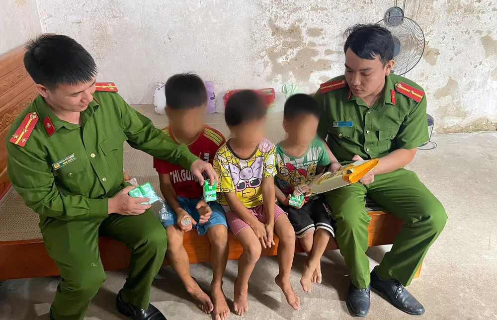 Công an huyện Kim Sơn động viên các cháu nhỏ. Ảnh: ĐT Tìm thấy 3 đứa trẻ mất tích ở Ninh Bình sau 3 ngày mất tích - 5.jpg