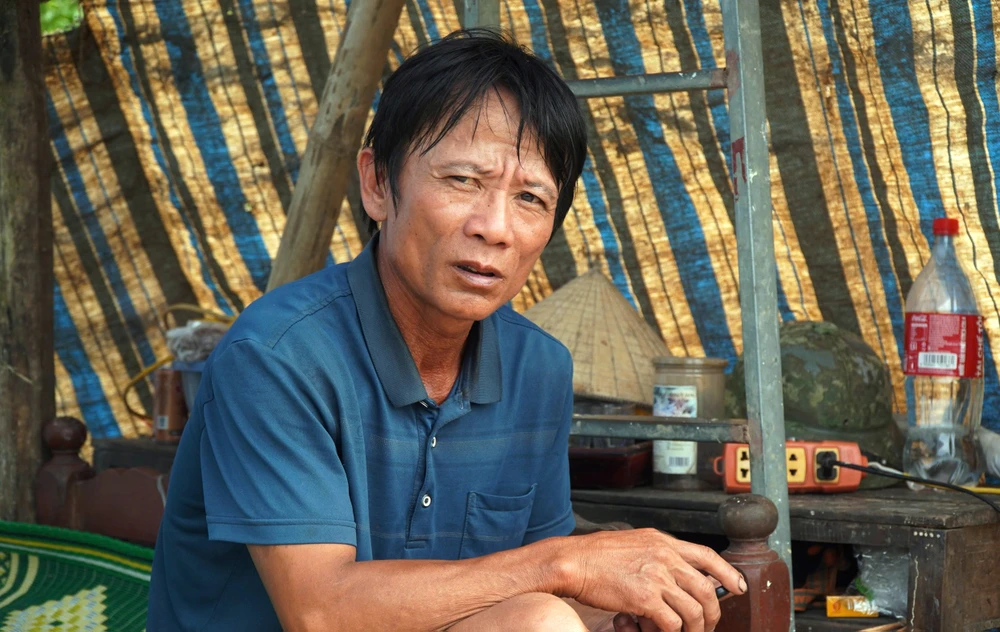 Ông Lê Đăng Hải (48 tuổi), thôn Chuế Cầu, xã Yến Sơn cho biết cả gia đình sống nhờ vào ao nuôi cá có diện tích khoảng 2 ha, giờ trắng tay sau lũ. Ảnh: ĐẶNG TRUNG Những phận người trắng tay sau lũ dữ ở Thanh Hóa 2.jpg