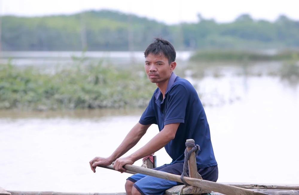 Anh Nguyễn Viết Đạt (36 tuổi), chủ đầm tôm cua ở xã Quảng Phú, TP Thanh Hóa hoang mang trắng tay sau lũ dữ đổ về bên sông Mã. Ảnh: ĐẶNG TRUNG Những phận người trắng tay sau lũ dữ ở Thanh Hóa - 5.jpg