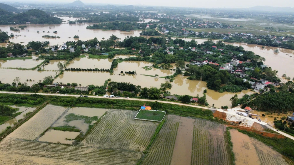 Diện tích nuôi trồng thủy hải sản vùng ngoài đê ở thôn Chuế Cầu trắng băng vì lũ đổ về quá nhanh. Ảnh: ĐẶNG TRUNG Phận người trắng tay sau lũ - 2.jpg