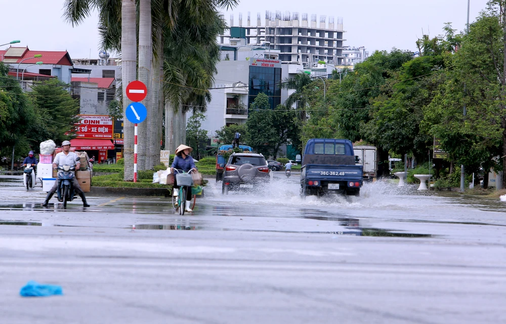 Nhiều tuyến phố ở Thanh Hóa ngập sâu trong nước sau trận mưa kéo dài - 12.JPG