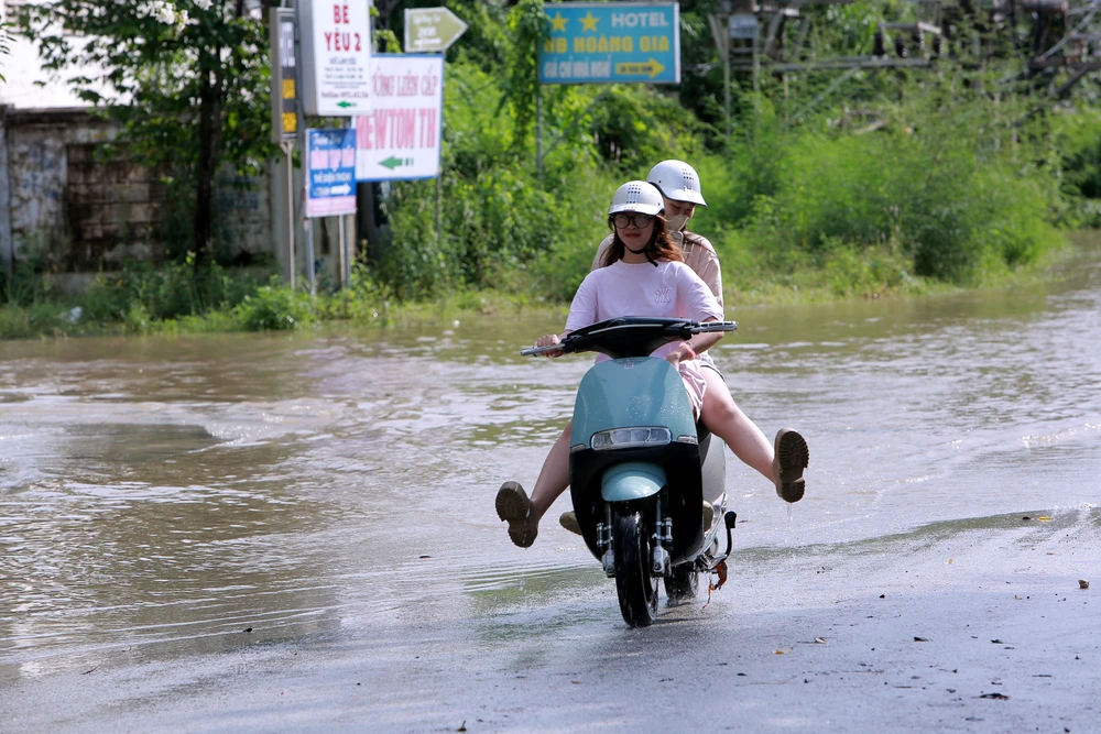 Nhiều tuyến phố ở Thanh Hóa ngập sâu trong nước sau trận mưa kéo dài - 15.JPG