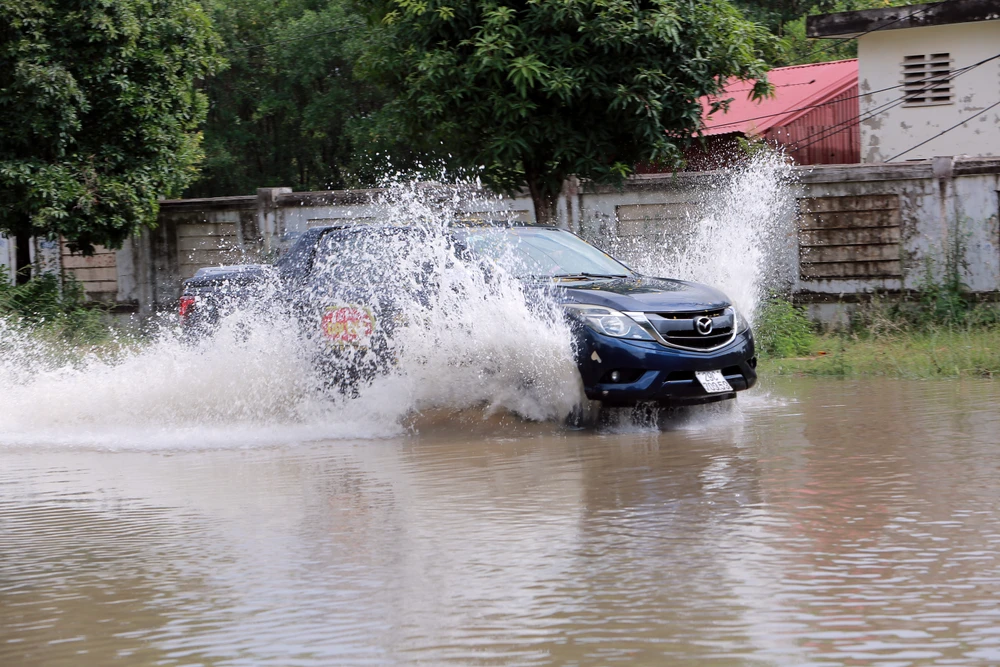 Nhiều tuyến phố ở Thanh Hóa ngập sâu trong nước sau trận mưa kéo dài - 6.JPG