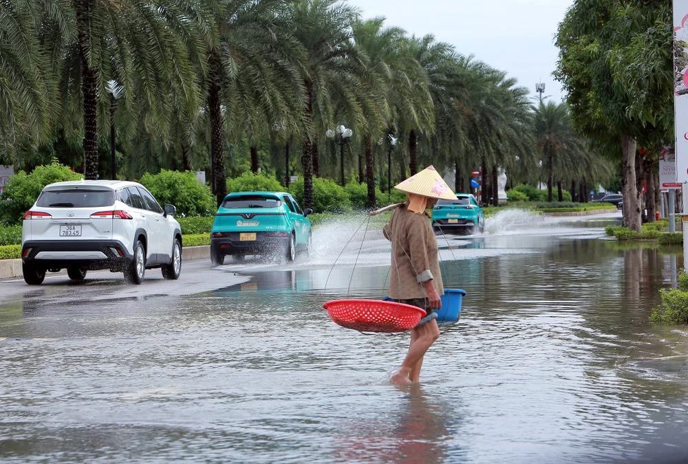 Nhiều tuyến phố ở Thanh Hóa ngập sâu trong nước sau trận mưa kéo dài - 8.JPG
