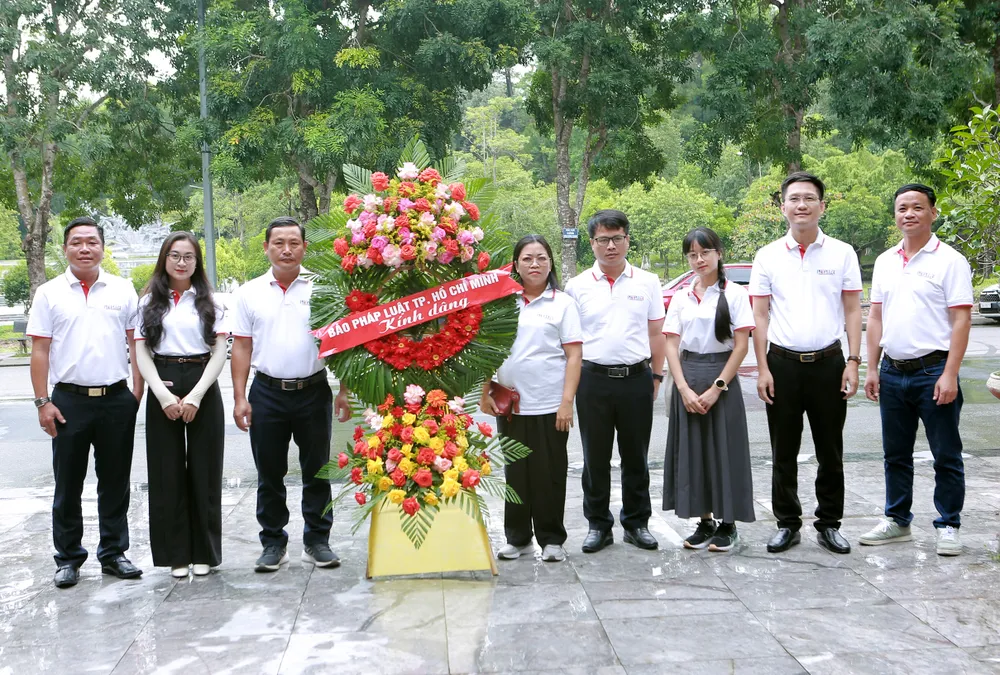 Đoàn công tác của báo Pháp Luật TP. HCM dâng hương tại Ngã ba Đồng Lộc - 3.JPG