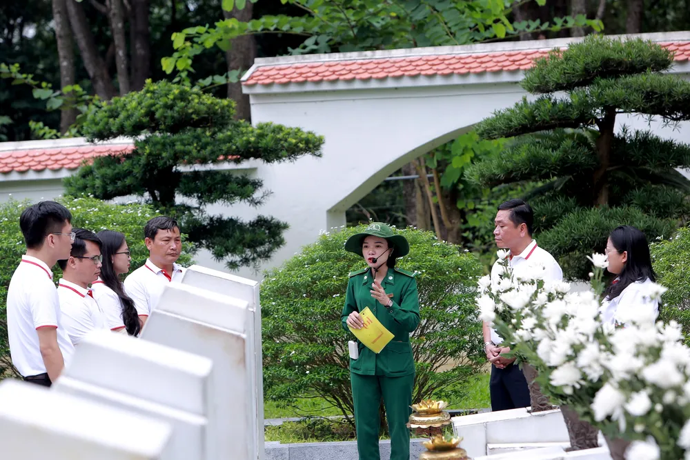 Đoàn công tác của báo Pháp Luật TP. HCM dâng hương tại Ngã ba Đồng Lộc - 4.JPG