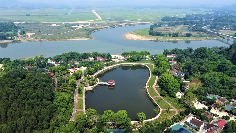 Đoàn công tác của báo Pháp Luật TP. HCM dâng hương tưởng niệm cố Tổng Bí thư Trần Phú - 10.jpg